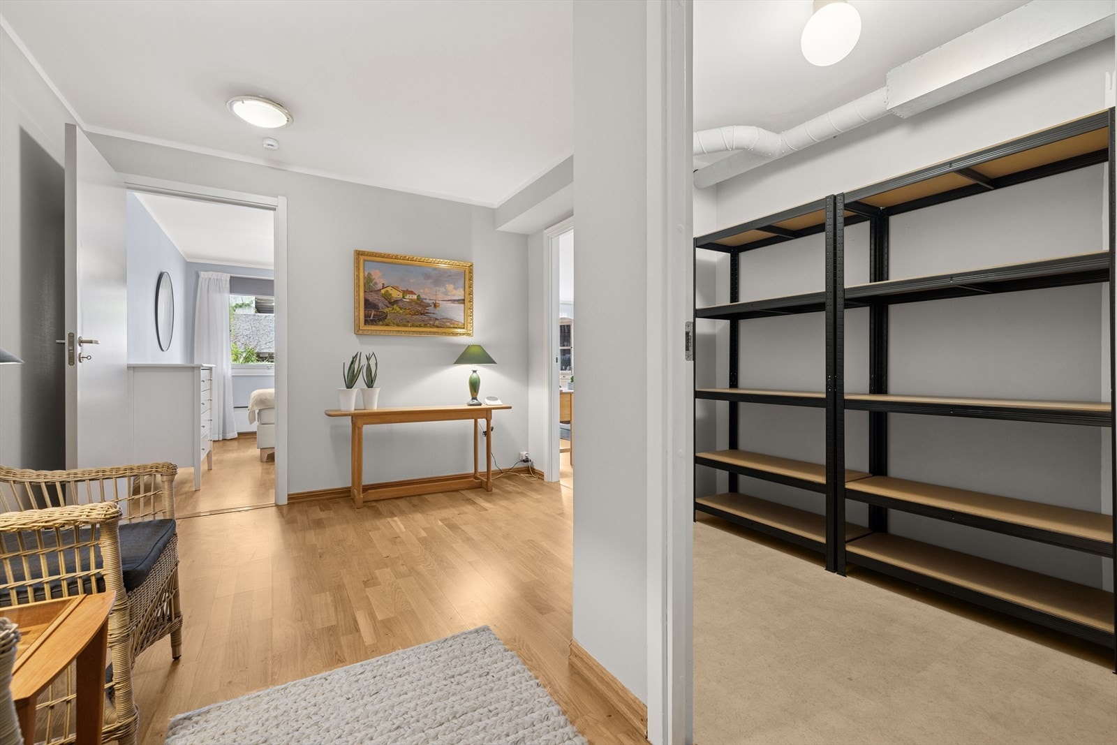 Leiligheten har oppvarming via panelovner og varmekabler på badet. Galleribilde