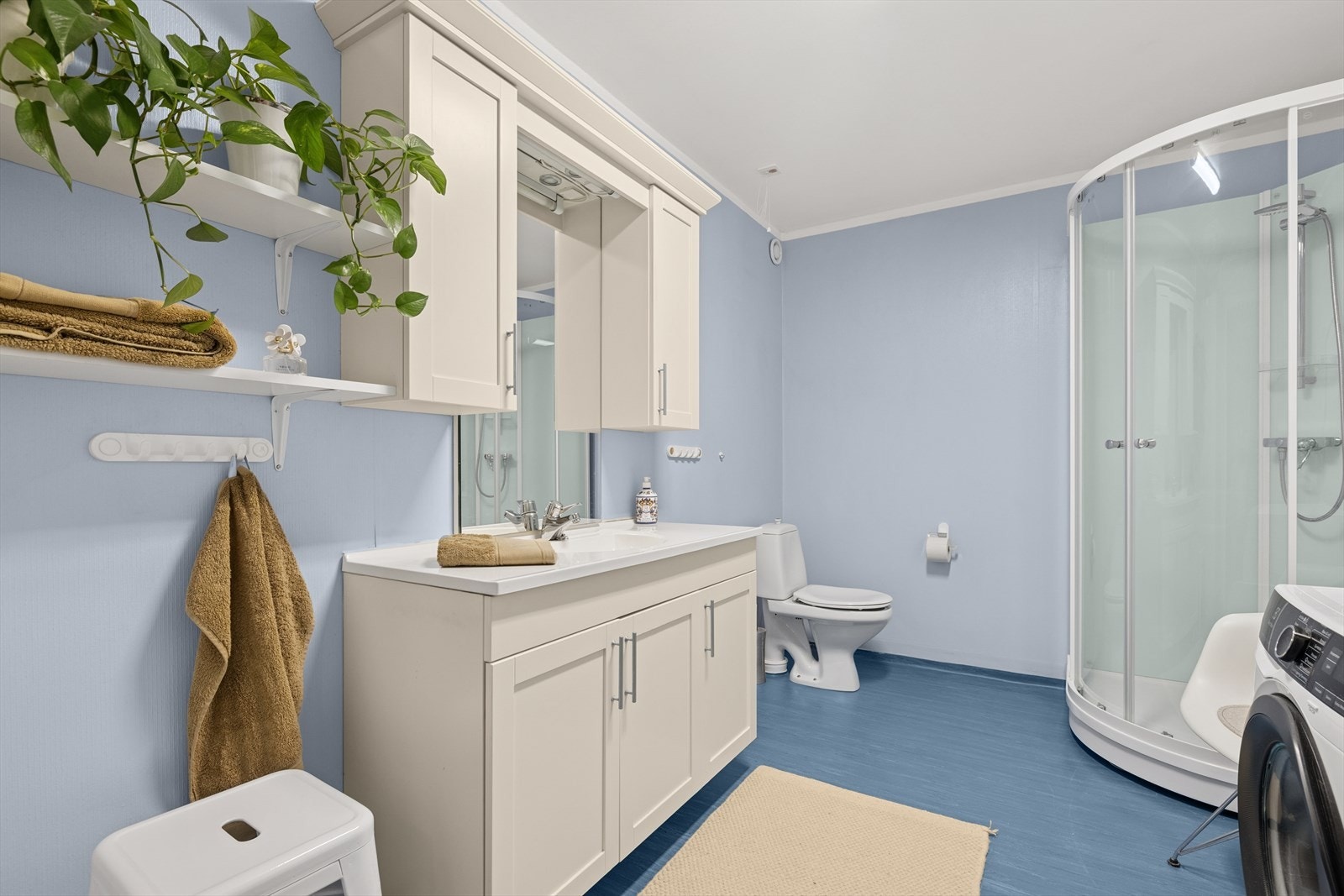 Rommet har sanitærutstyr og opplegg til vaskemaskin. Galleribilde