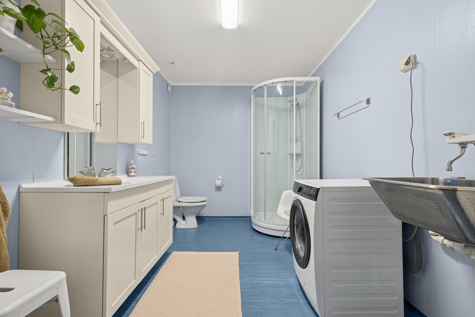 Badet er originalt fra byggeår og har belegg med gulvvarme, våtromstapet på vegger og malt betong i himling. Galleribilde