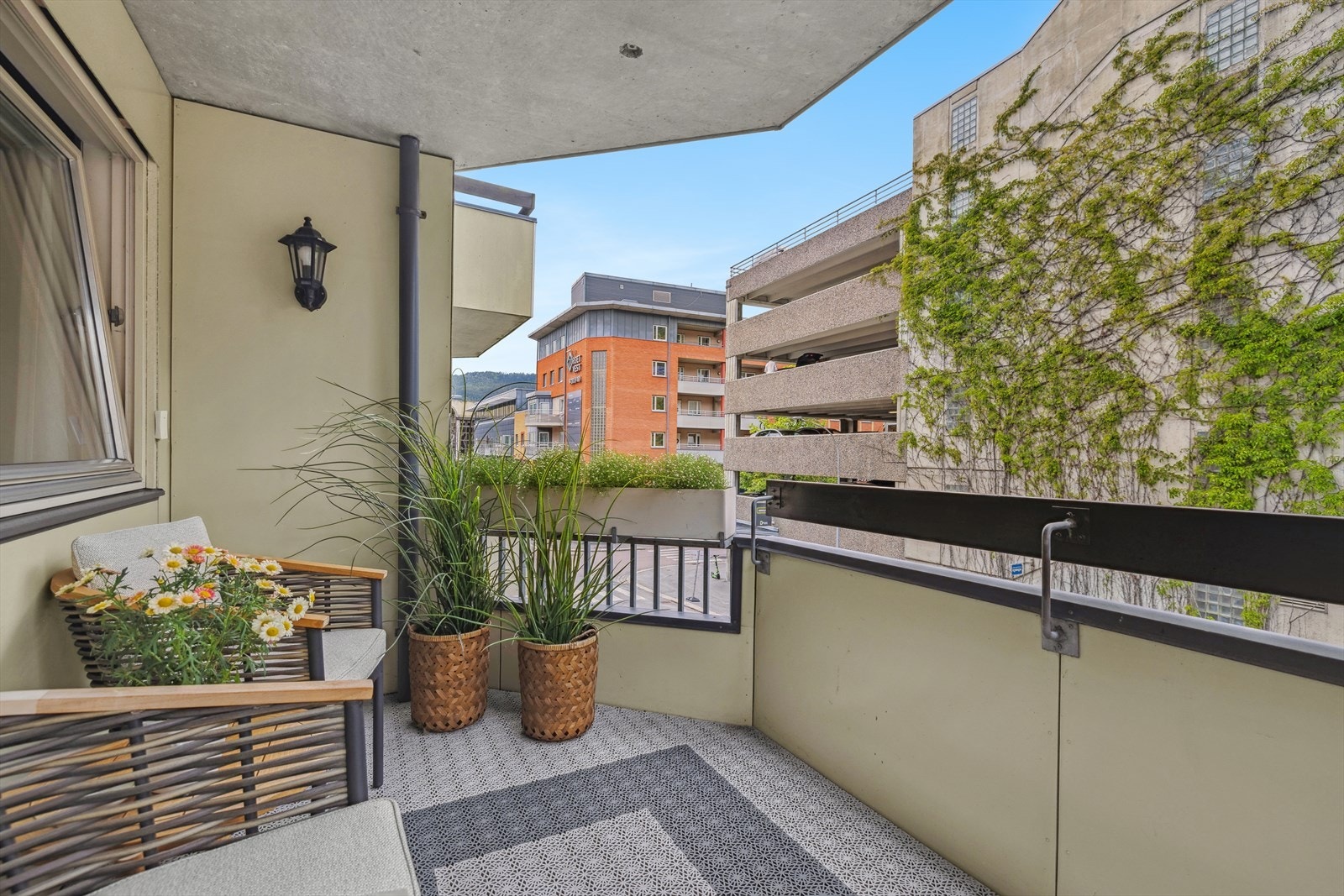 Balkongen skaper et grønt og hyggelig uteområde. Galleribilde