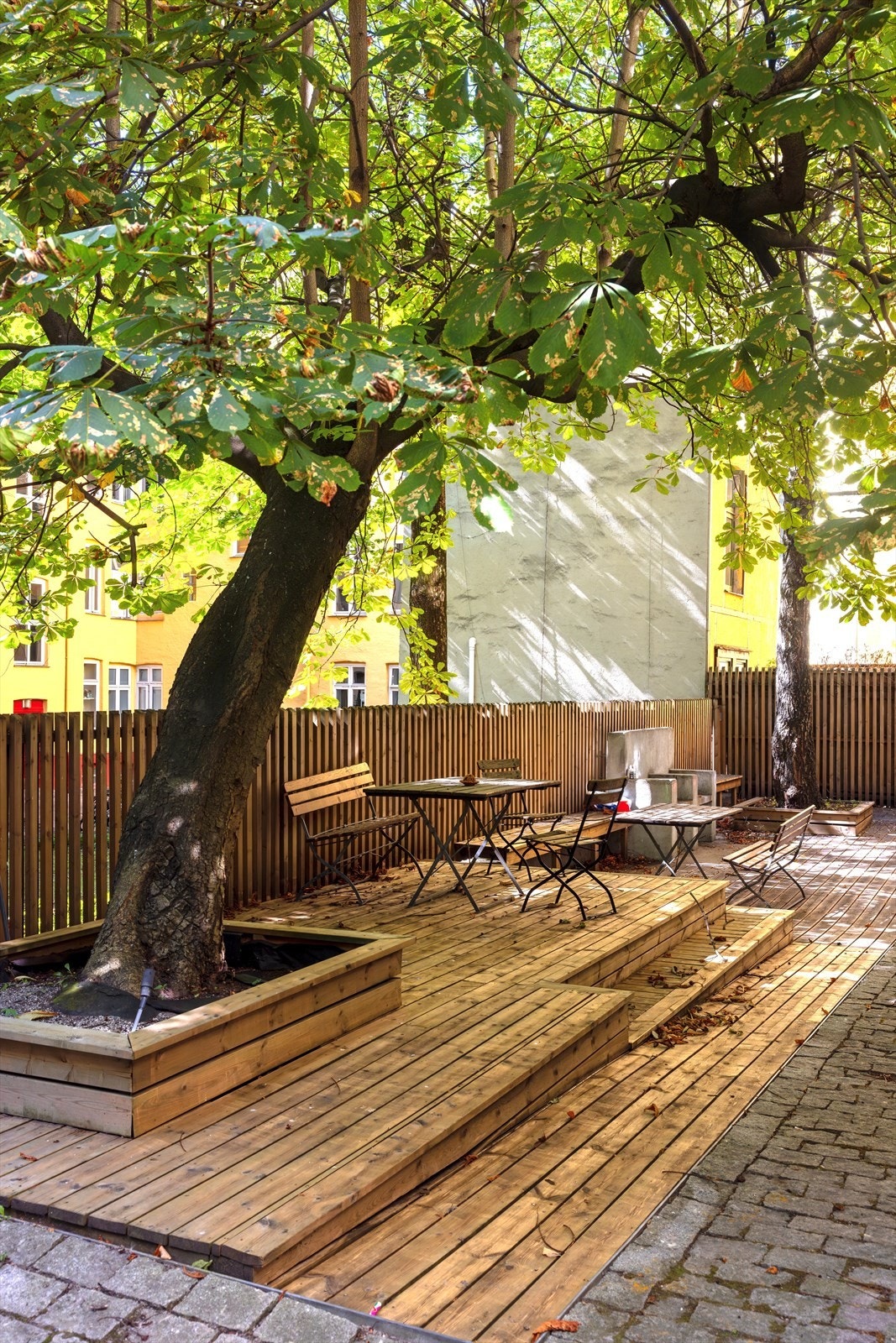 Her finnes det flere sittegrupper, grill og sykkelparkering Galleribilde