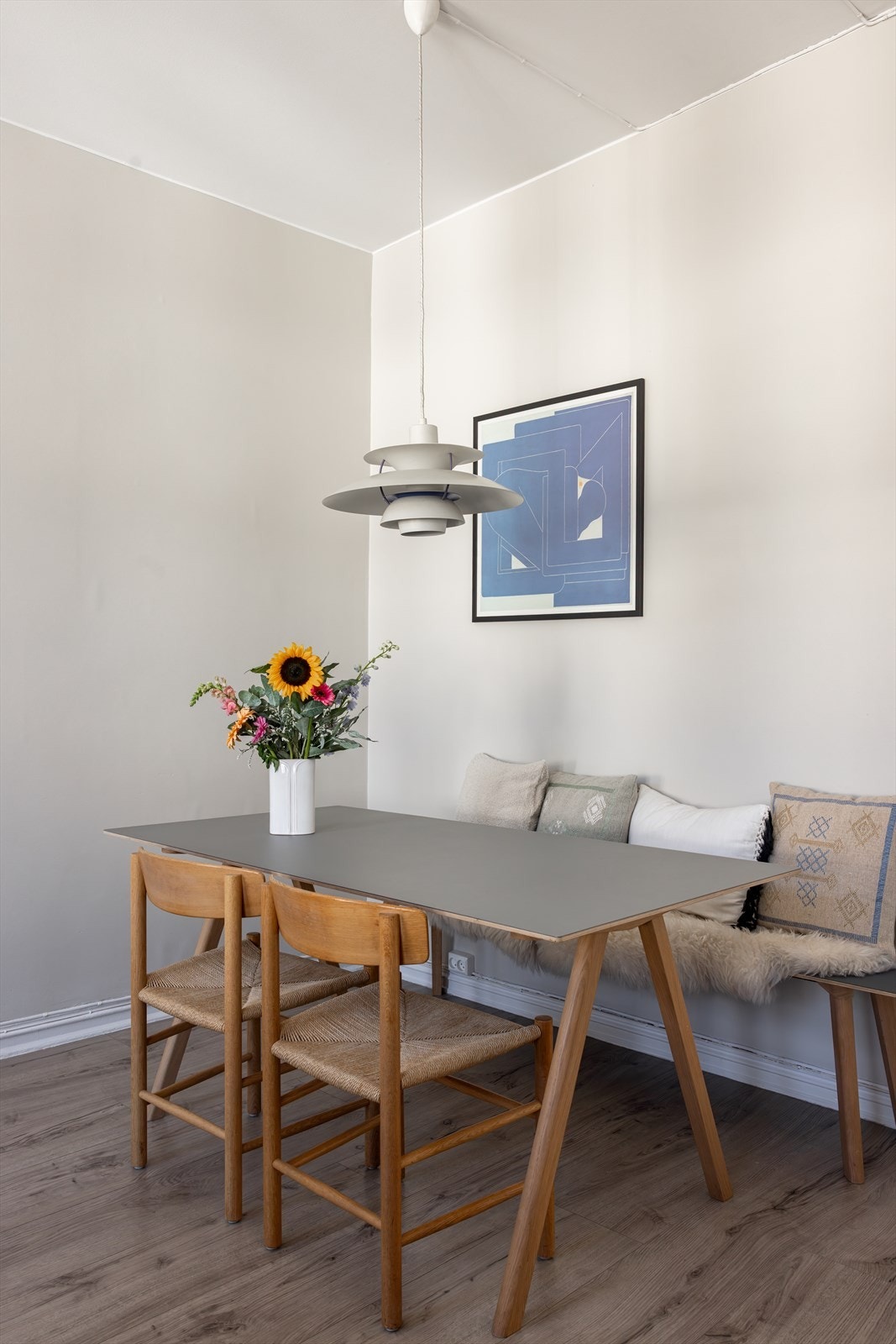 Stuen har god plass til både spisebord, sofa og TV-møblement Galleribilde