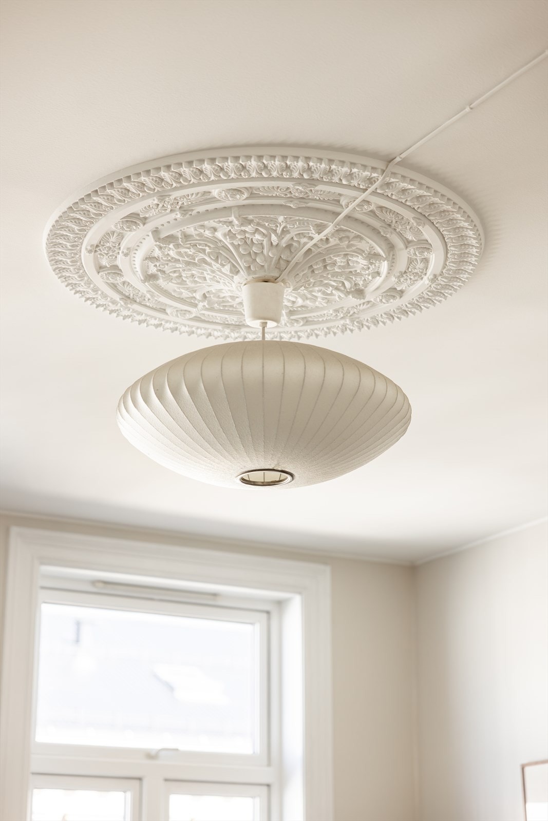 Gjennomgående vakre og klassiske detaljer som rosett og store vindusflater Galleribilde