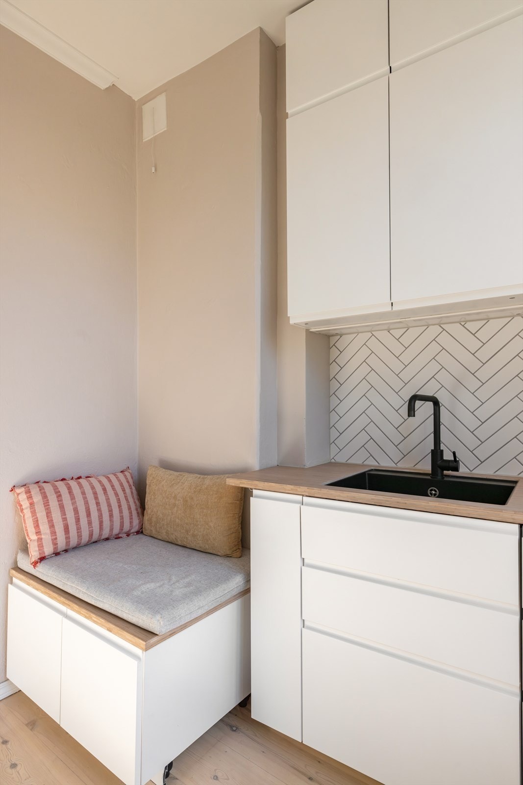 Koselig plassbygget sitteplass med oppbevaringsmuligheter under, perfekt for å nyte morgenkaffen. Galleribilde