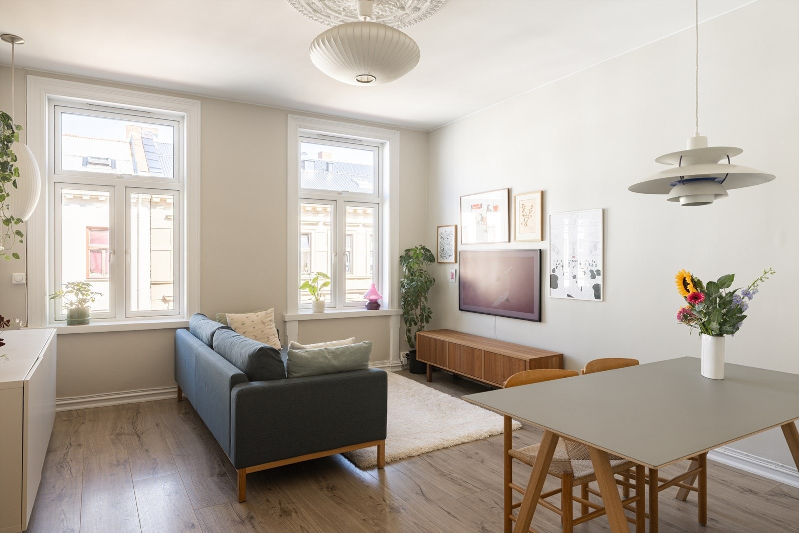 Store vindusflater kombinert med en generøs takhøyde gir svært gode lysforhold og en luftig romfølelse Galleribilde