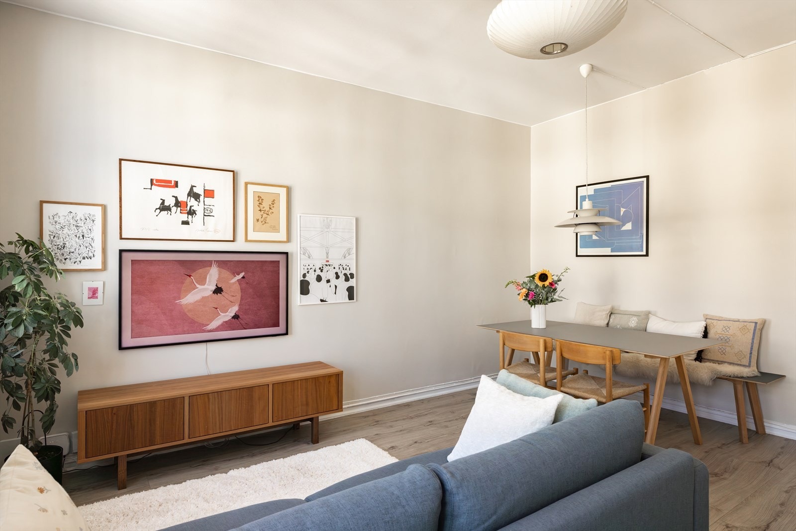 Leiligheten har en delikat og romslig stue som byr på en god takhøyde på 2,82 m Galleribilde