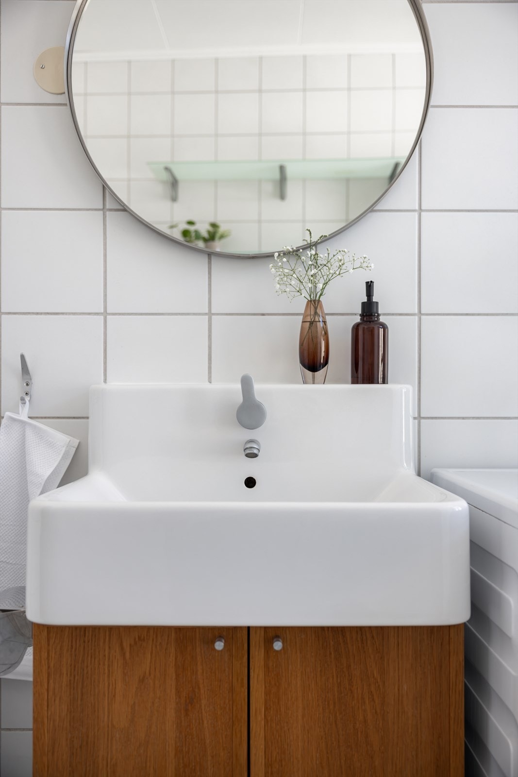 Badet har tidløse fliser på vegger og gulv Galleribilde