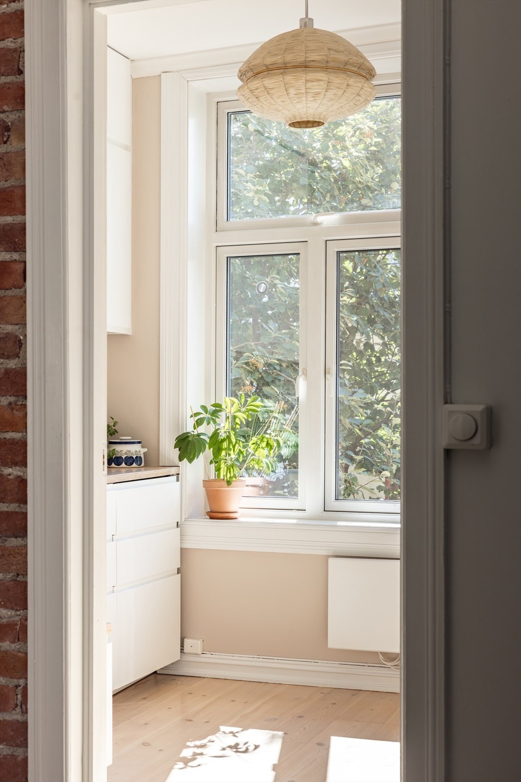 Separat og koselig kjøkken som vender ut mot den grønne og rolige bakgården Galleribilde