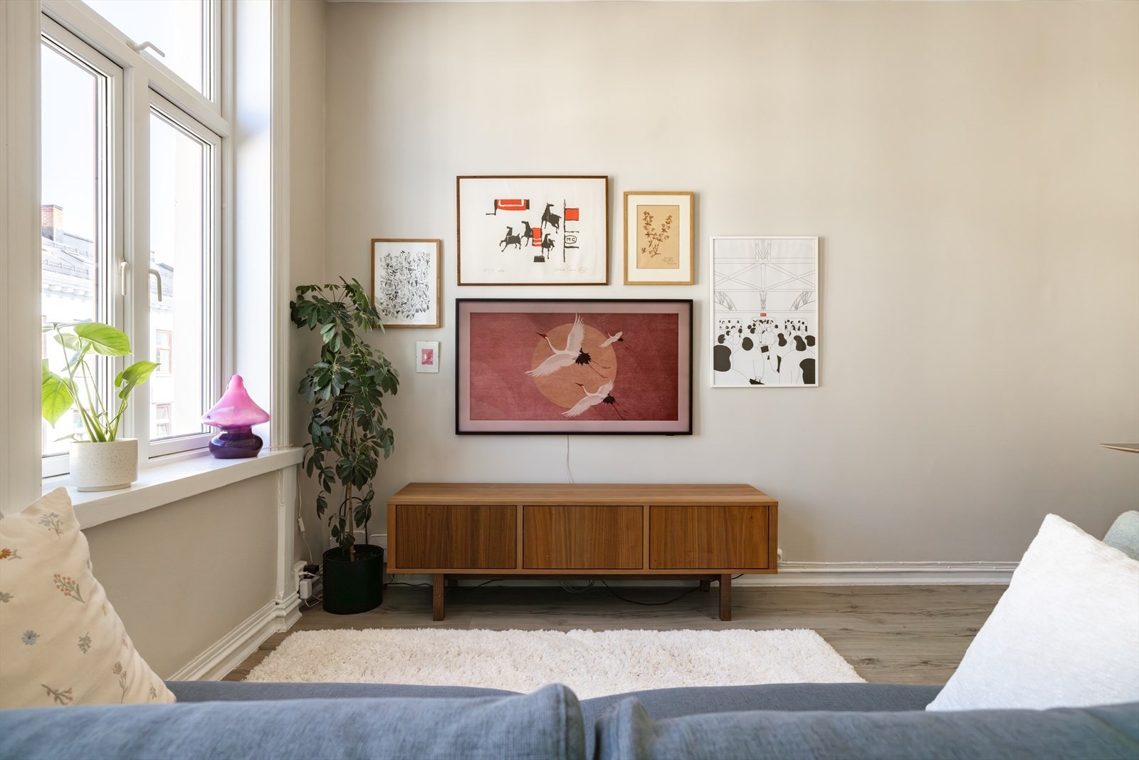 Stuen er nymalt i en lys og behagelig fargetone Galleribilde