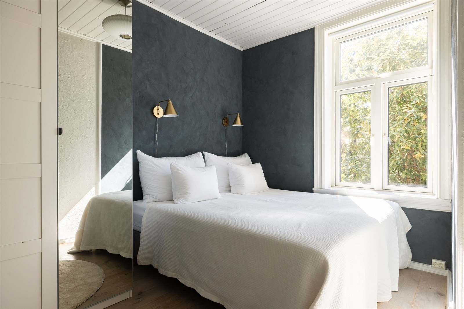 Lunt og hyggelig soverom som vender ut mot den rolige bakgården Galleribilde