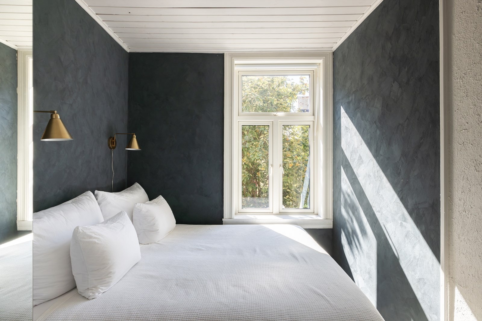 Her er det god plass til dobbeltseng med tilhørende møblement Galleribilde