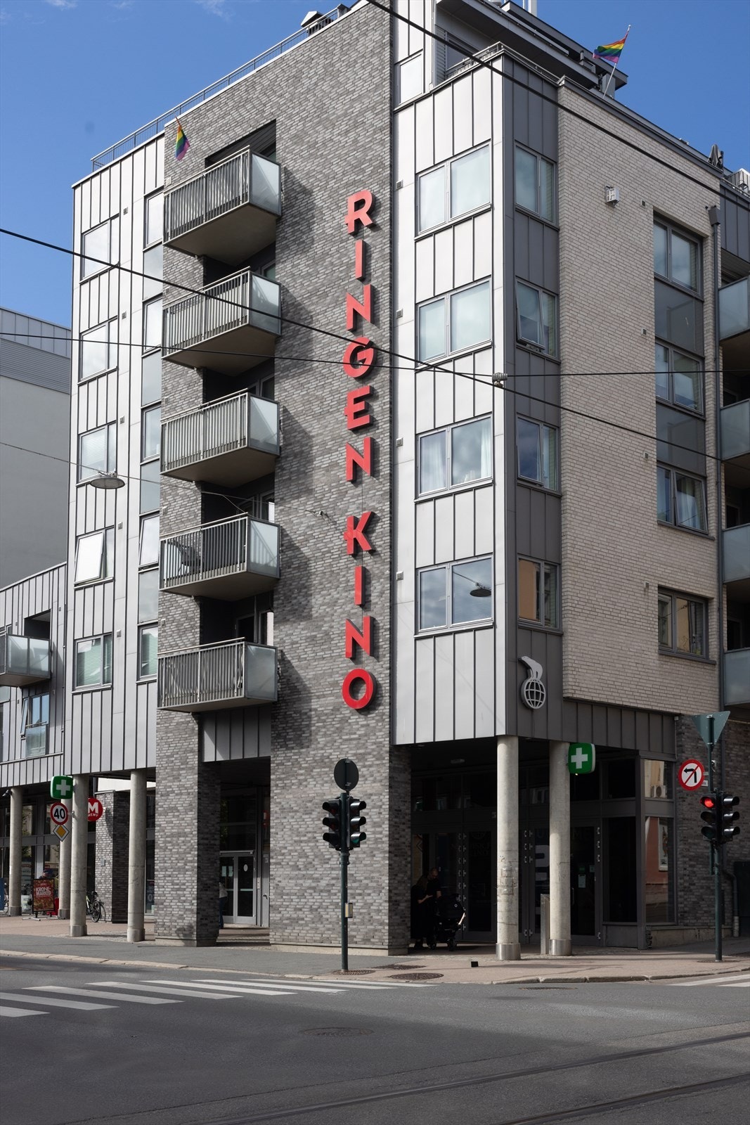 Populære Ringen kino er etablert i Ringnes Park senter hvor du også finner treningssenteret SATS og en stor Meny. Galleribilde