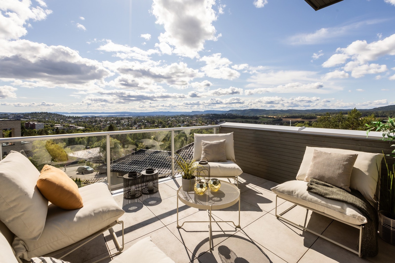 Vestvendt terrasse (14 m²) - lun sittegruppe med utsikt. Galleribilde