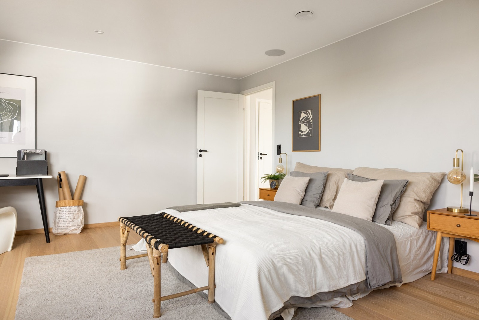 Soverom 2 har god gulvplass og soner for arbeid/lesing. Galleribilde