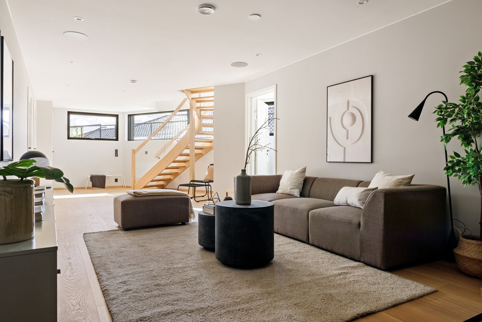 Romslig stue i nederste etasje med trappeforbindelse og adkomst ut i hagen. Galleribilde