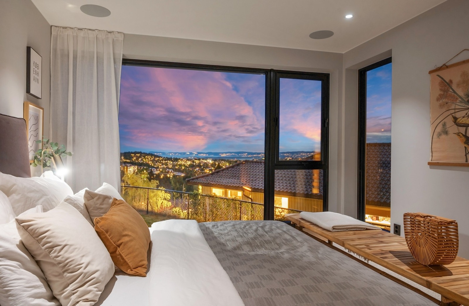 Soverom med brede vindusflater som gir utsyn. Galleribilde