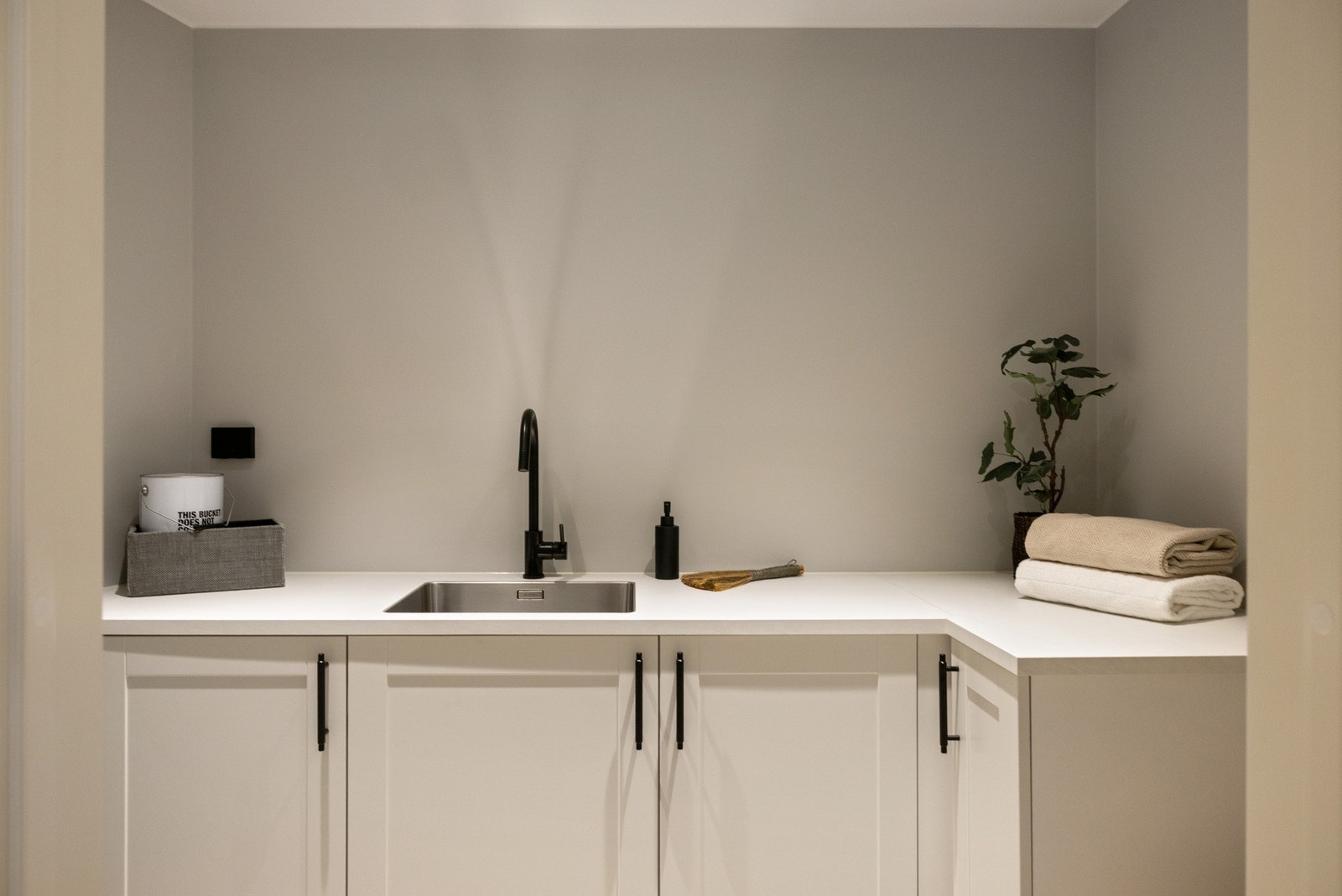 Funksjonelt vaskerom med praktisk benkeplate, skapplass og god arbeidsflyt. Galleribilde