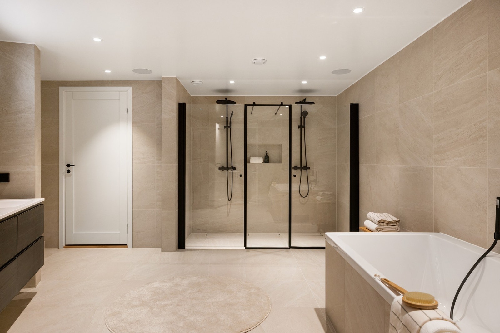 Hovedbad med innmurt badekar og dobbel dusj. Galleribilde