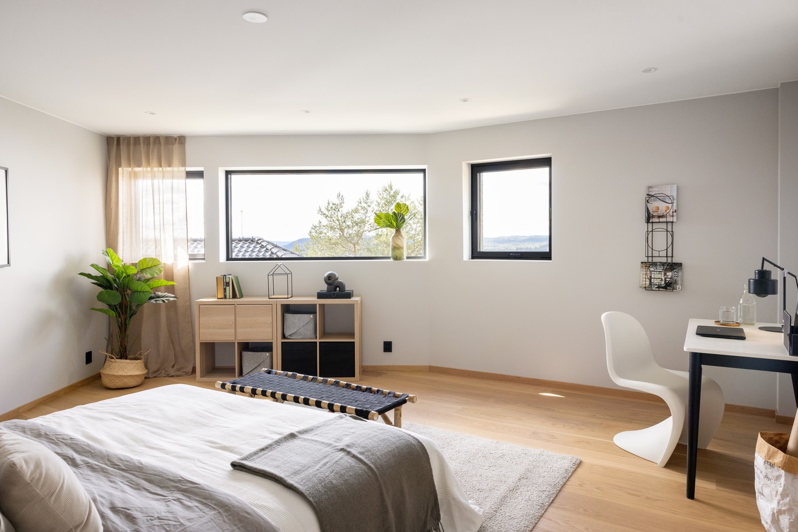 Soverommet har vinduer i to retninger og utsyn. Galleribilde