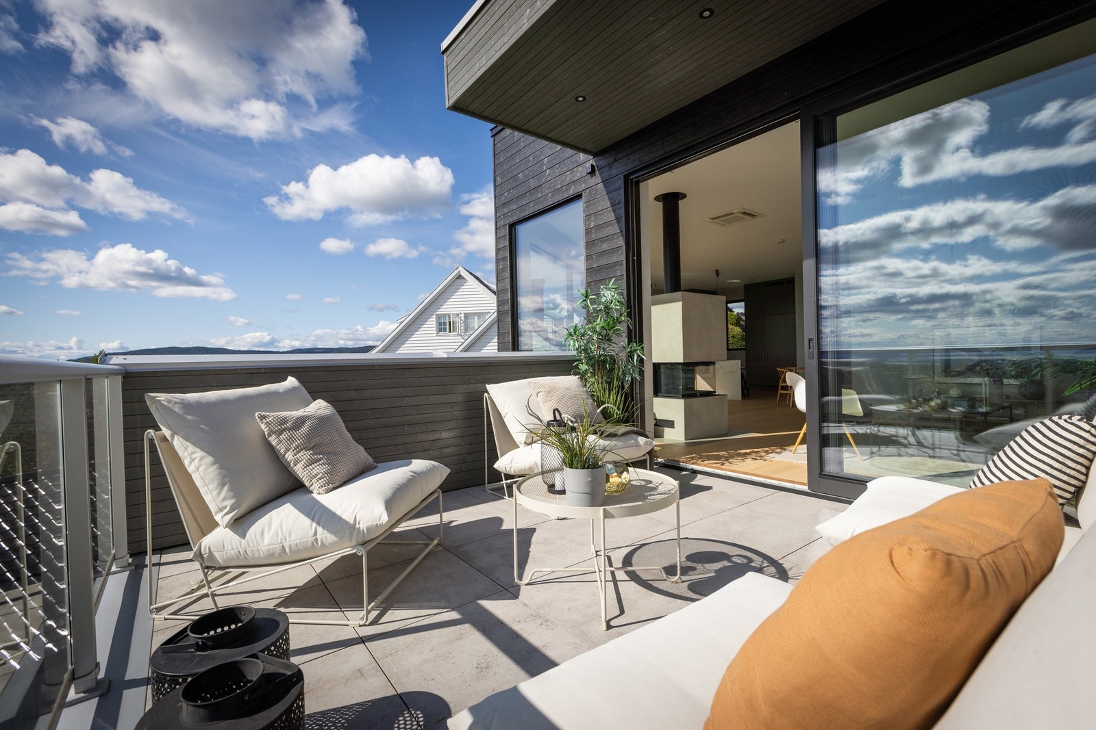 Plass til loungemøbler og gjester. Galleribilde