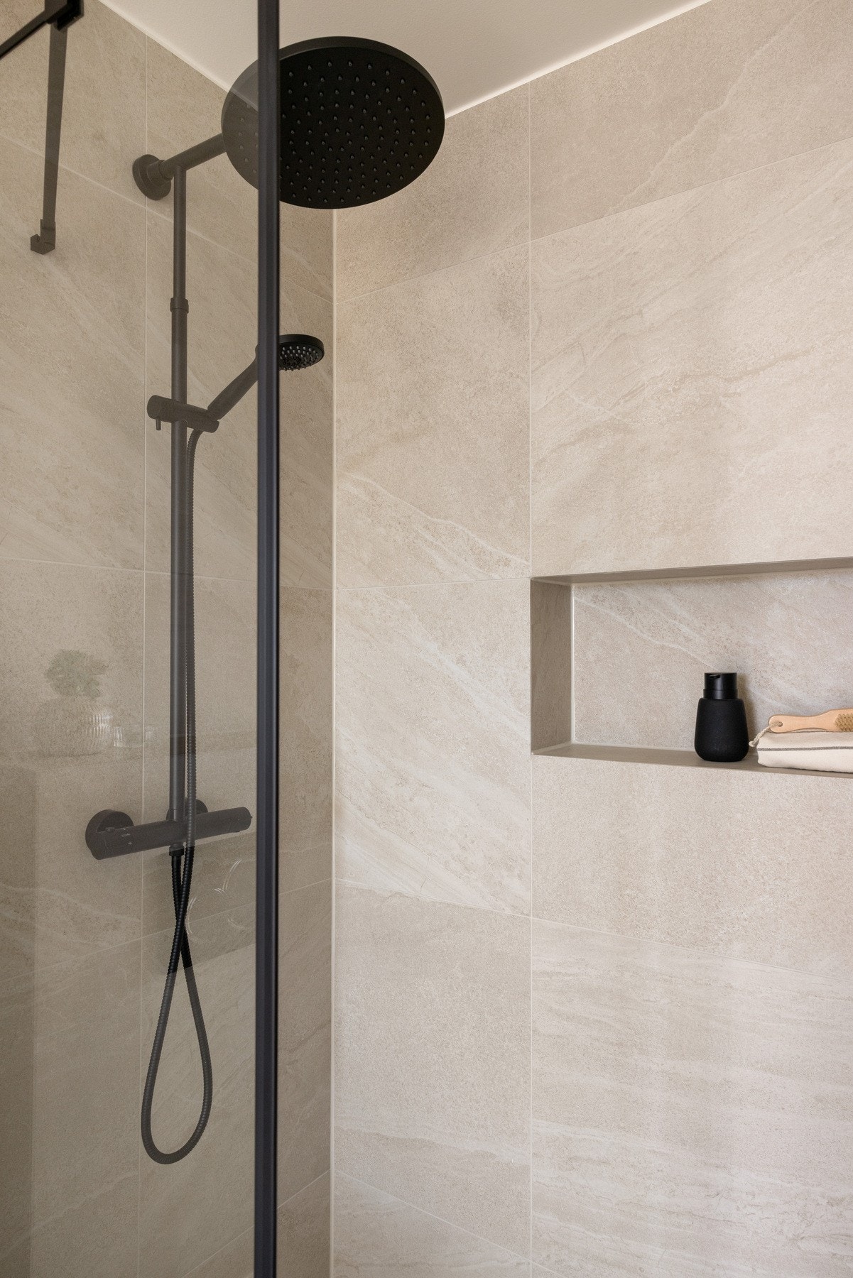 Dusjsone med regnfallsdusj og veggnisje. Galleribilde