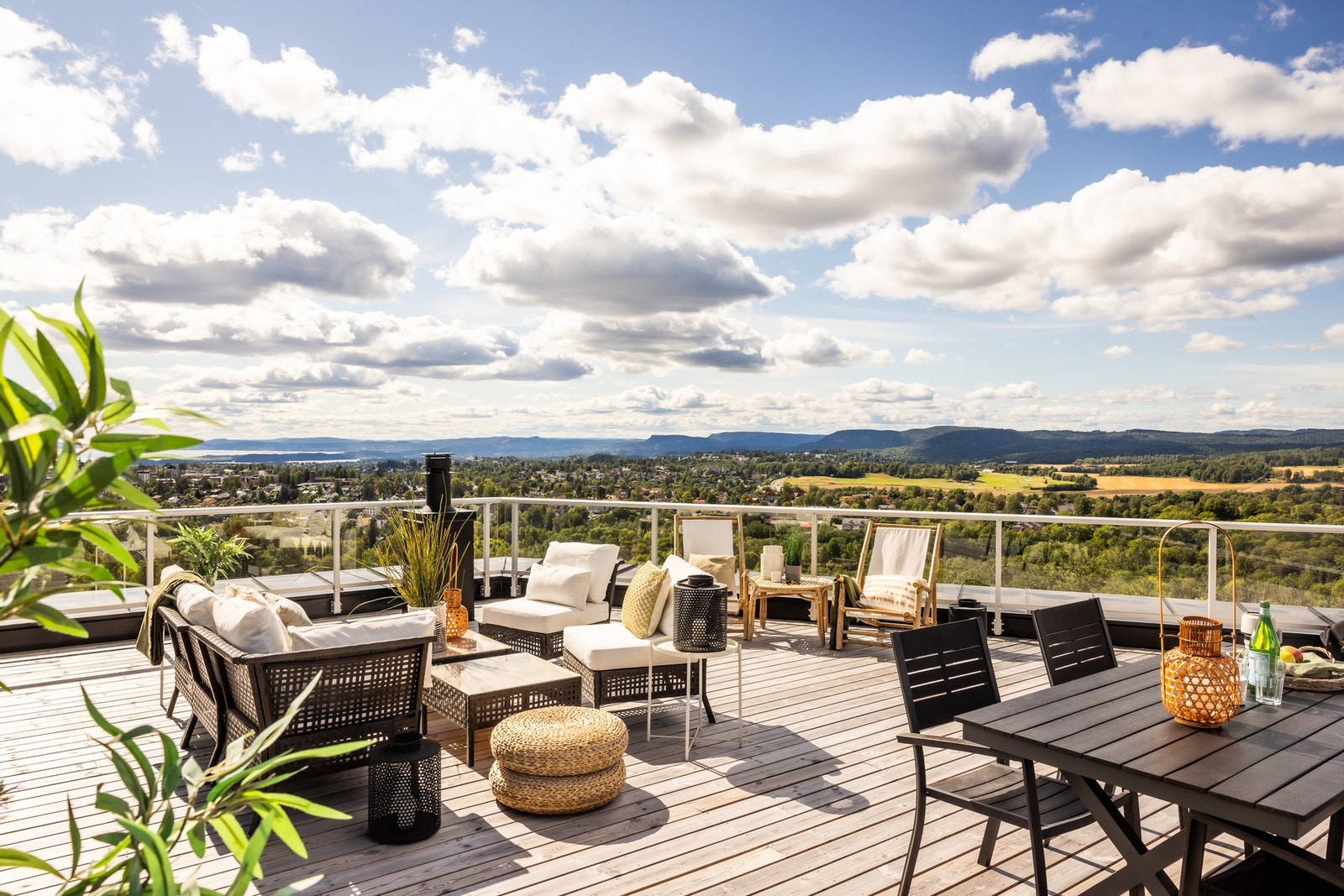 Takterrasse i dagslys - plass til lounge og langbord. Her vil du ha med venner og familie! Galleribilde