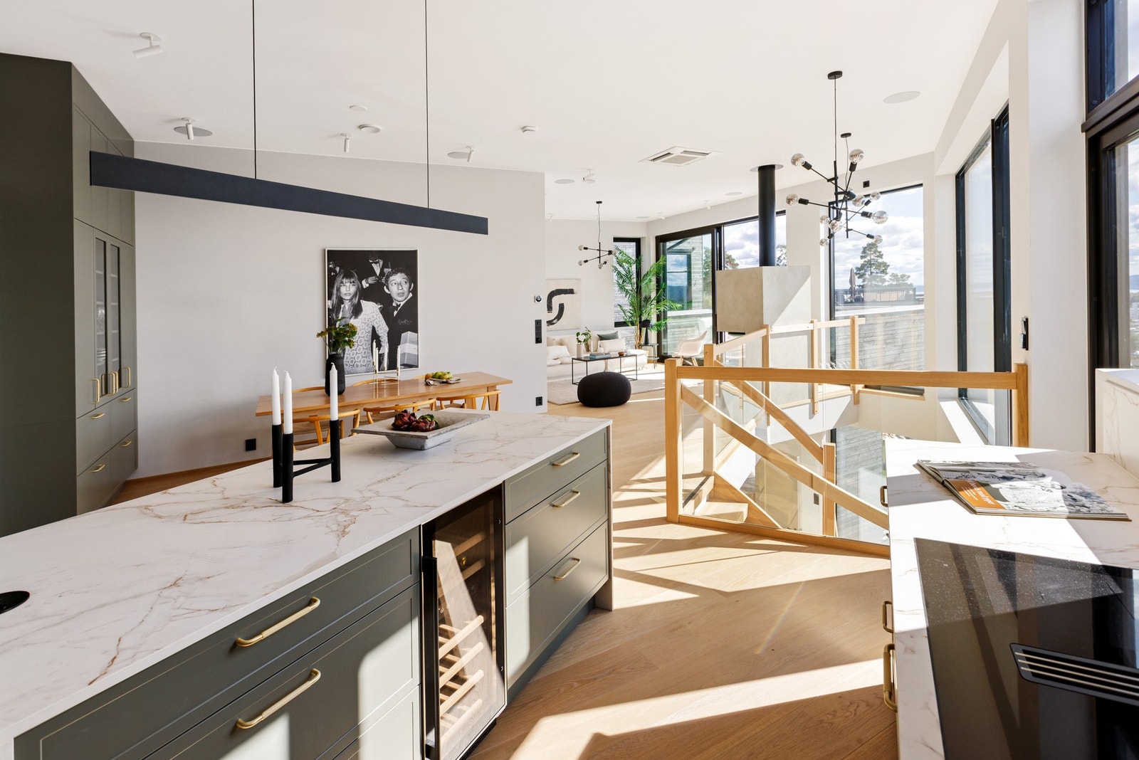 Kjøkken mot stue - integrert vinskap. Galleribilde