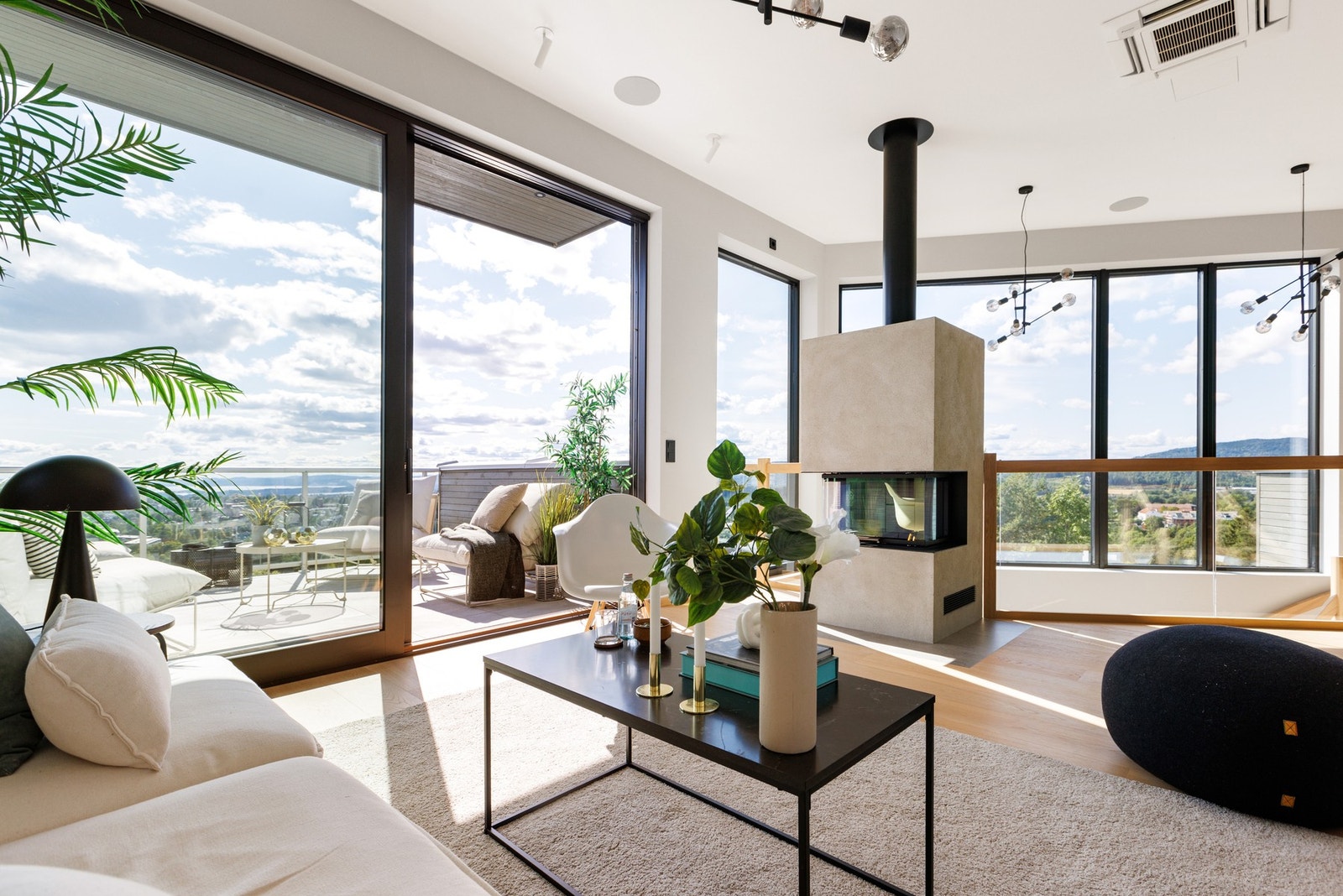 Åpen stue med enkel terrasseadkomst. Galleribilde