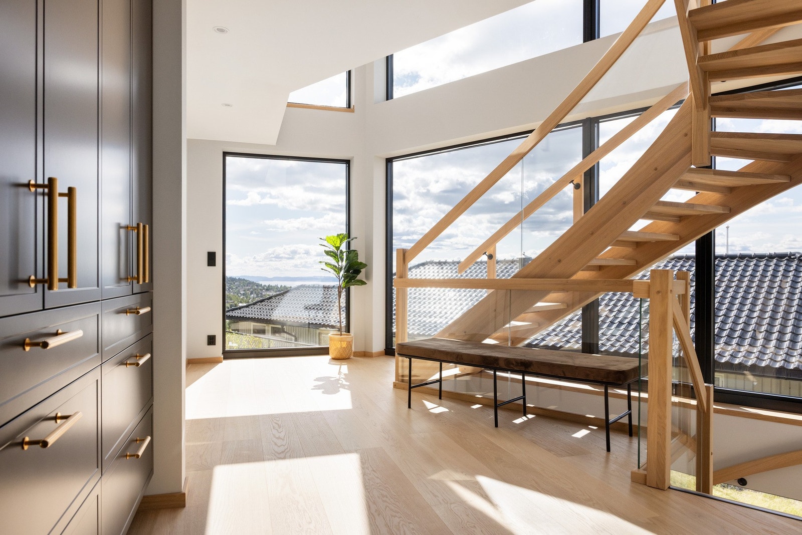 Åpen tretrapp som binder etasjene. Galleribilde