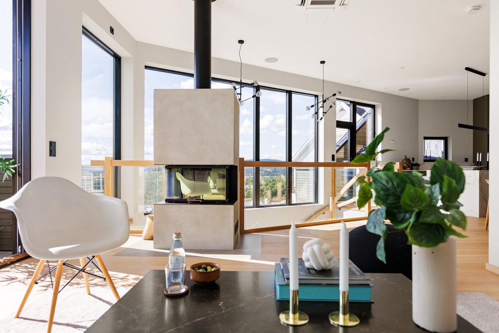 Sitteplass ved peisen - dagslys fra flere sider. Galleribilde