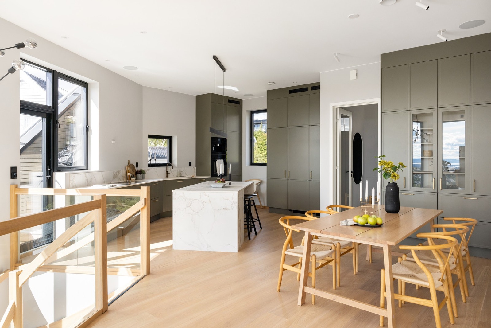 Stilrent kjøkken med stor øy og naturlig lys - Utgang fra kjøkken til takterrassen på venstre side. Galleribilde