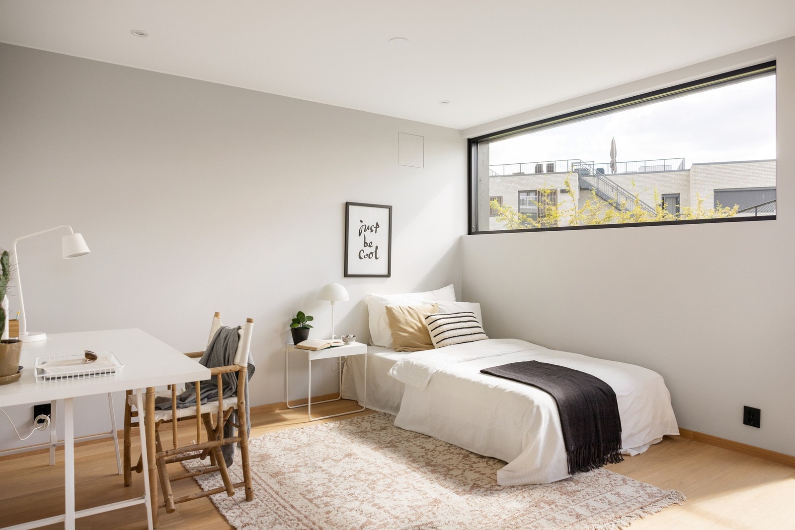 Lyst soverom nr 3 med høytliggende vindu og skriveplass. Galleribilde