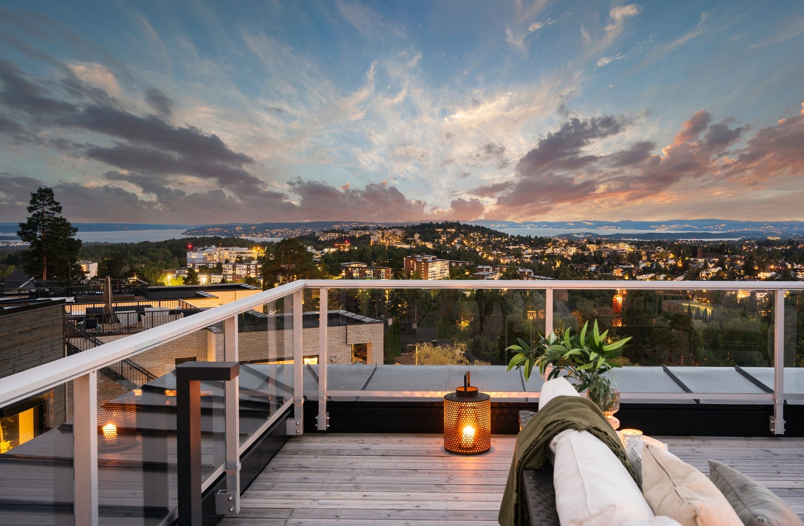 Utsikt fra takterrassen - glassrekkverk og åpen horisont. Galleribilde