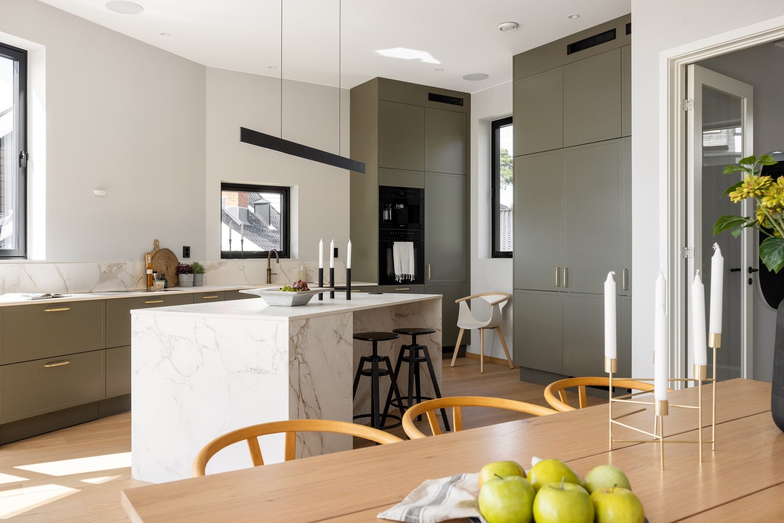 Eksklusivt kjøkken fra Strai med integrerte hvitevarer fra Miele. Galleribilde