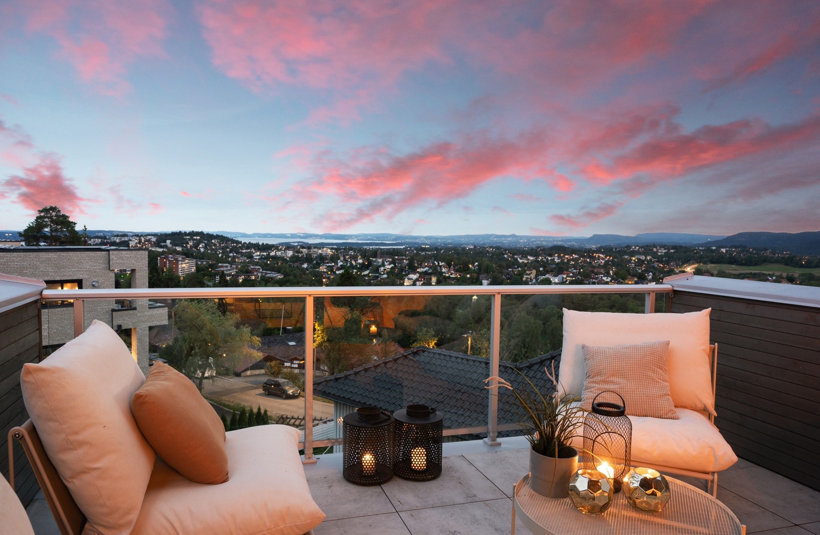 Vestvendt terrasse utenfor stuen - skjermet uteplass med utsyn. Galleribilde