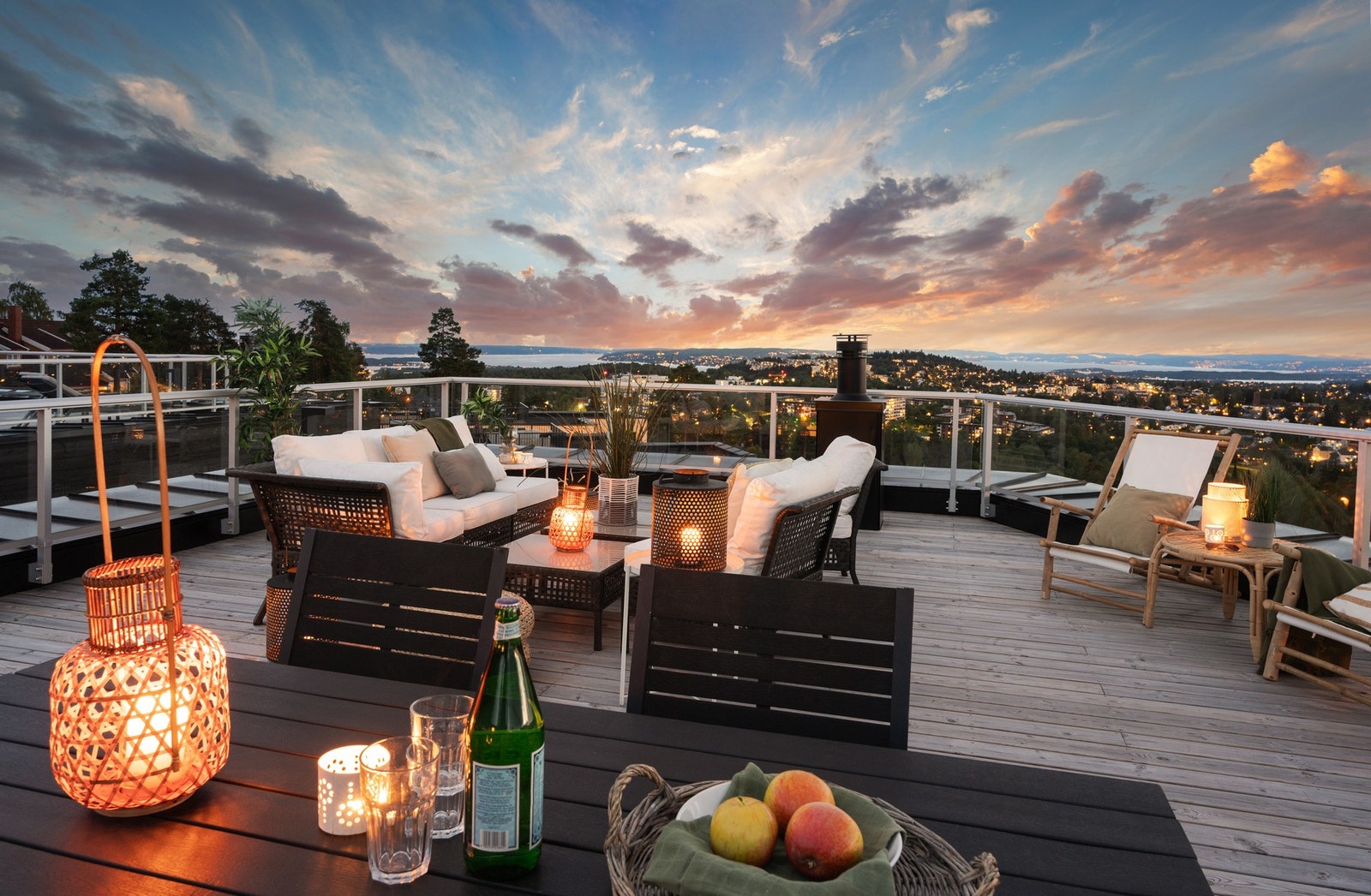 Gjennomført arkitektur og store uteplasser. Galleribilde