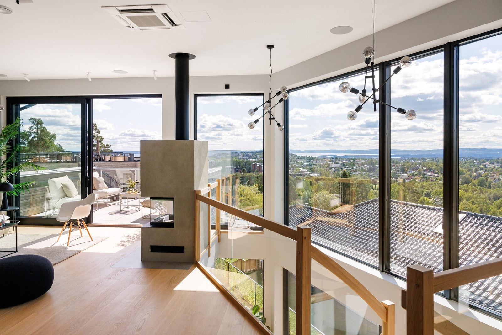 Panoramavinduer, peis og terrasseadkomst i stuesonen. Galleribilde