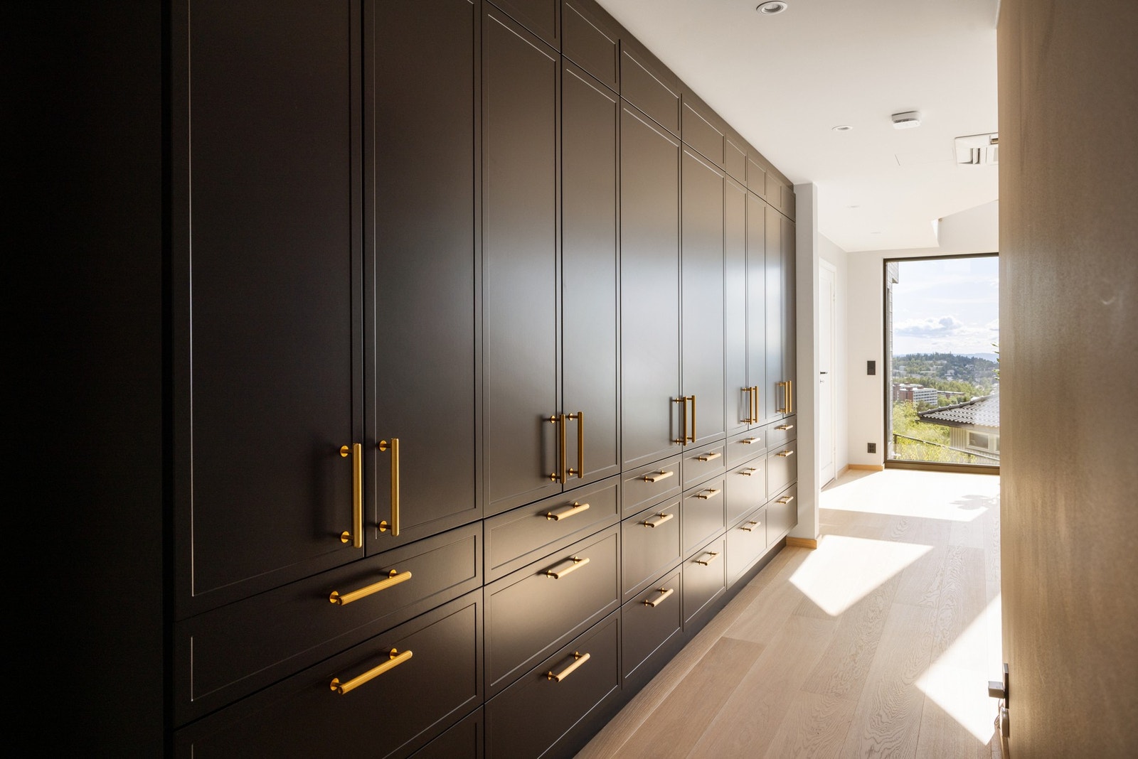 Eksklusiv plassbygget garderobe. Galleribilde