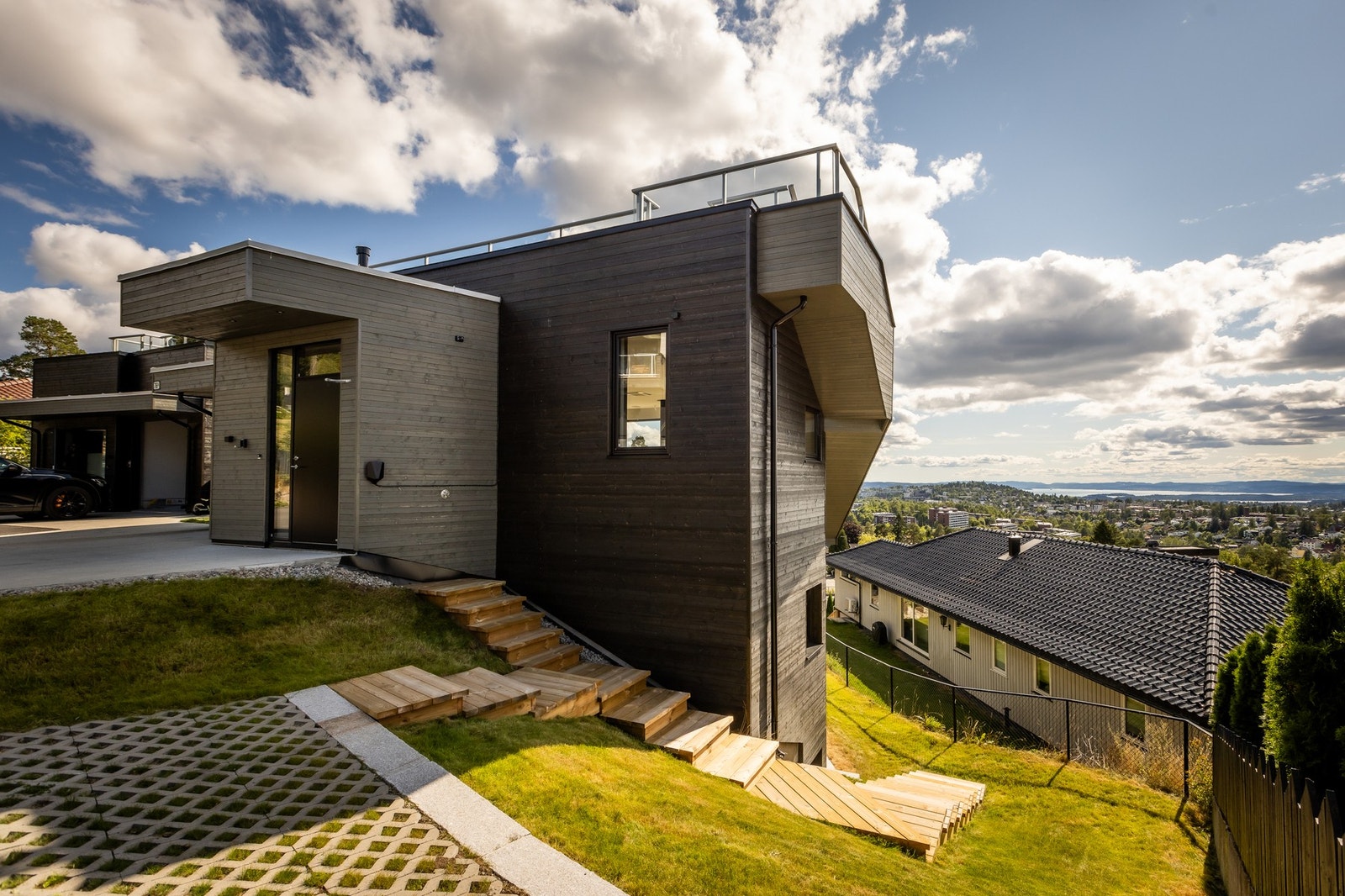 Eiendommen kombinerer moderne komfort og unike uteområder med panoramautsikt. Et hjem som virkelig må oppleves. Velkommen til visning! Galleribilde