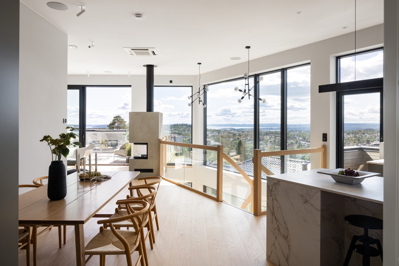 Lys hovedetasje - kjøkken, spiseplass og stue i ett. Galleribilde