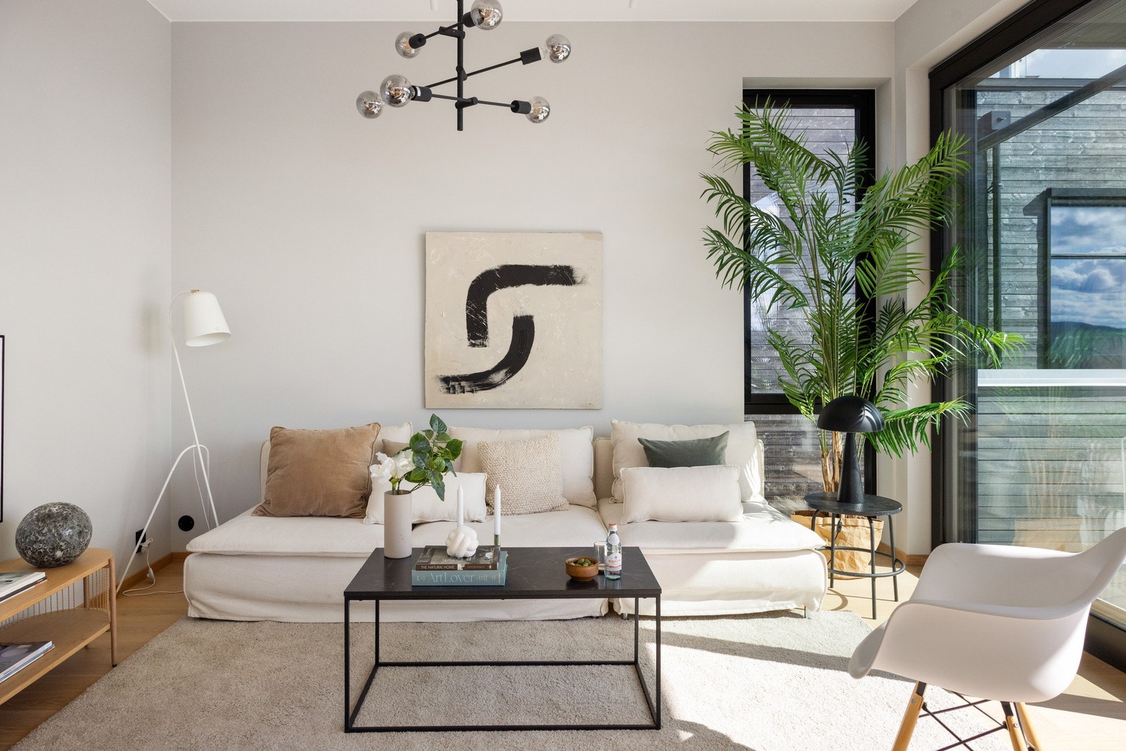 Sofasone med gode møbleringsmuligheter og store vinduer. Galleribilde