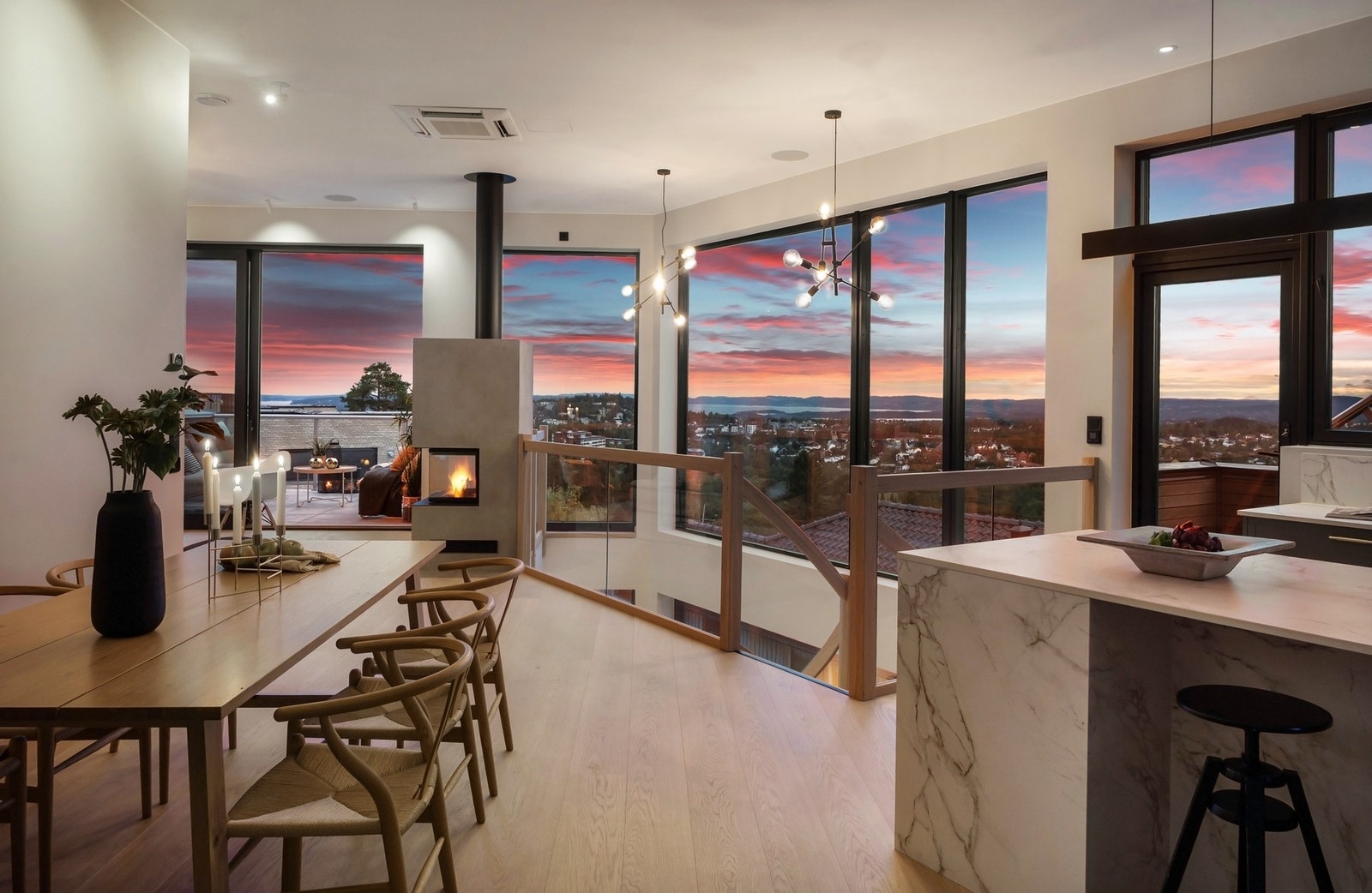 Åpen kjøkken/stue med store vindusflater og gjennomlys. Galleribilde