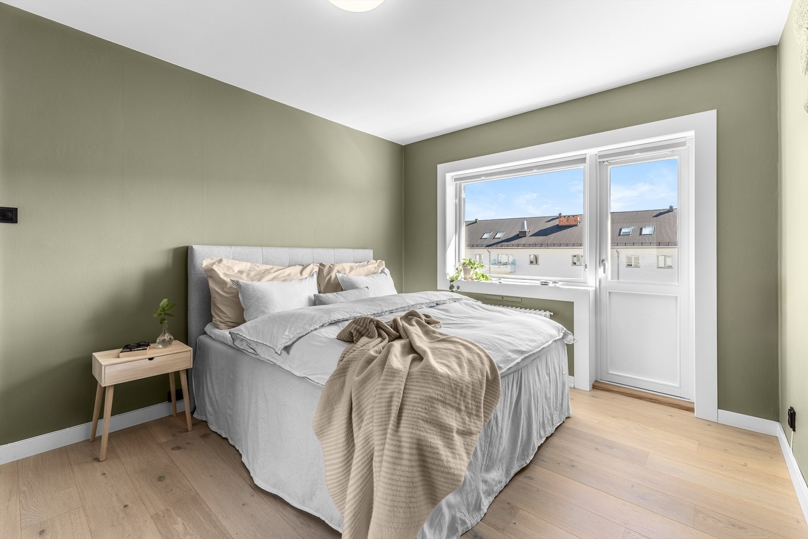 Meget romslig hovedsoverom med god plass til dobbeltseng, stort garderobeskap og utgang til solrik balkong. Galleribilde