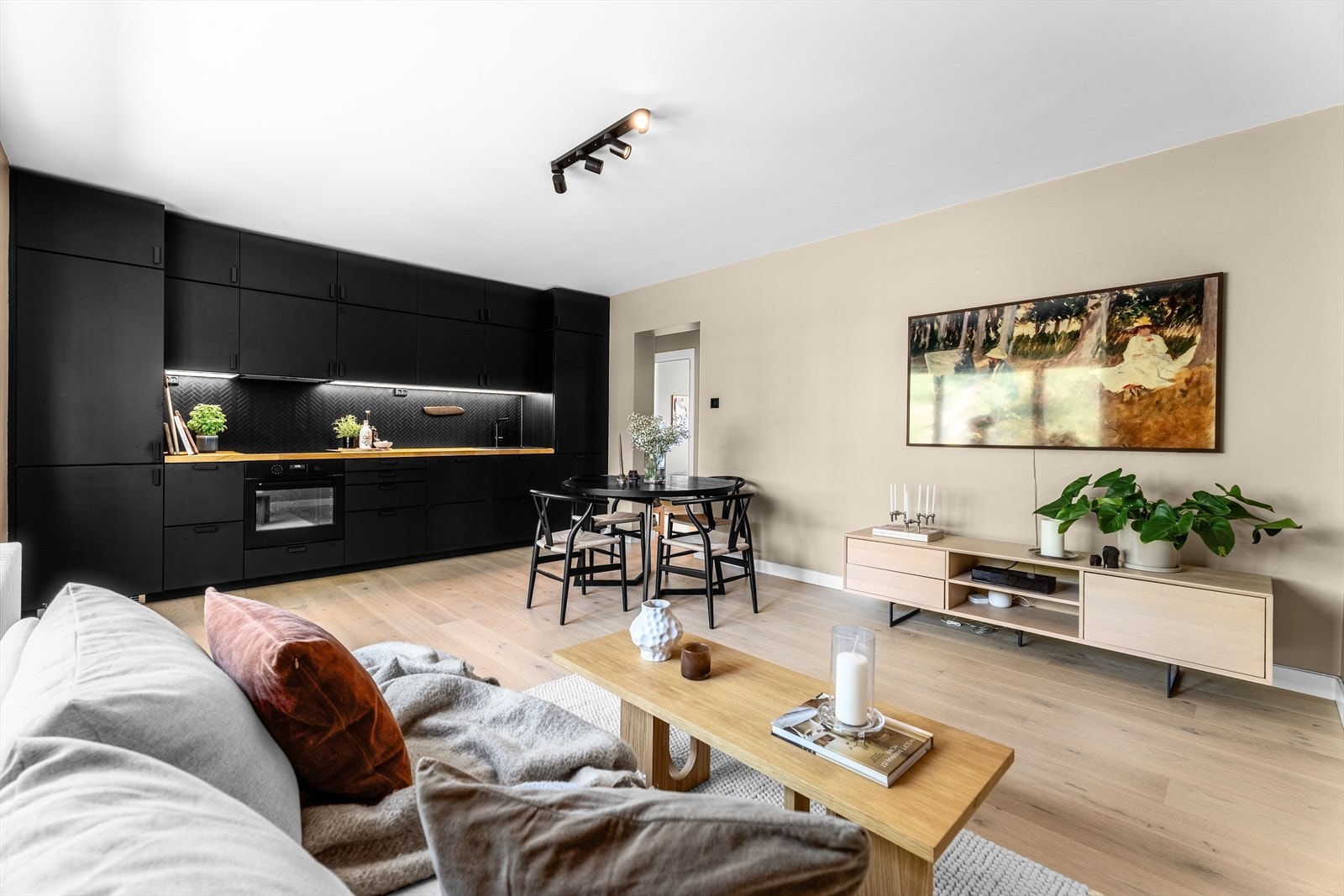 Leiligheten har god intern beliggenhet i 2. etasje med mye utsyn og nærmest null innsyn. Galleribilde