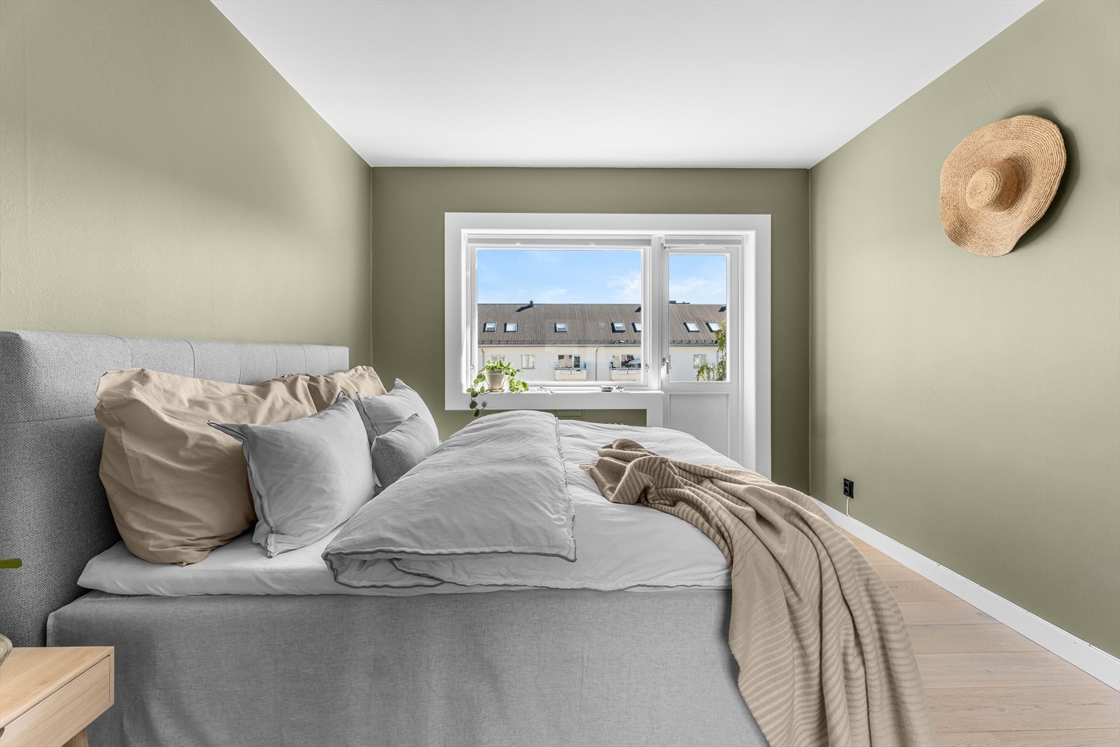 Begge soverommene er vendt inn mot bakgård og bader i naturlig lysinnslipp. Galleribilde