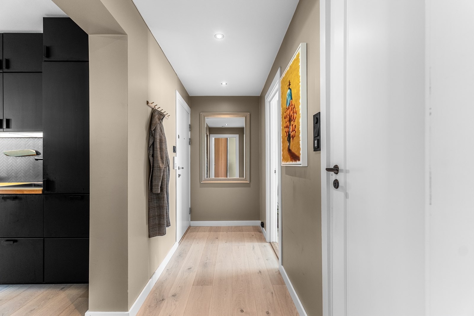 Det er godt med lagringsplass i hele leiligheten, i tillegg disponerer boligen en ekstern bod med gulvareal oppmålt til ca. 8 m². Galleribilde