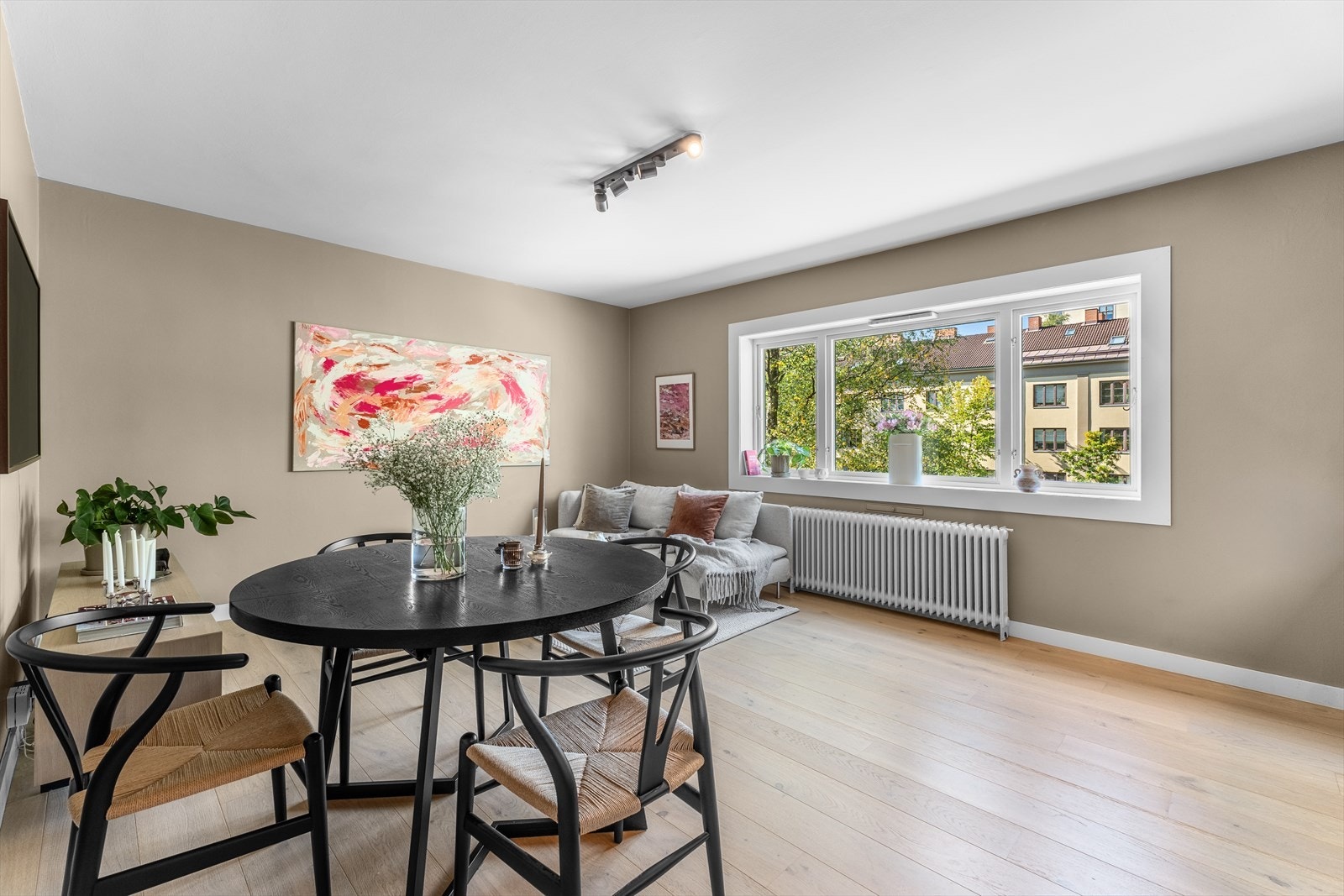 Store vindusflater slipper inn rikelig med naturlig lys og skaper en lys og luftig atmosfære. Alle vinduer er nye 2024. Galleribilde