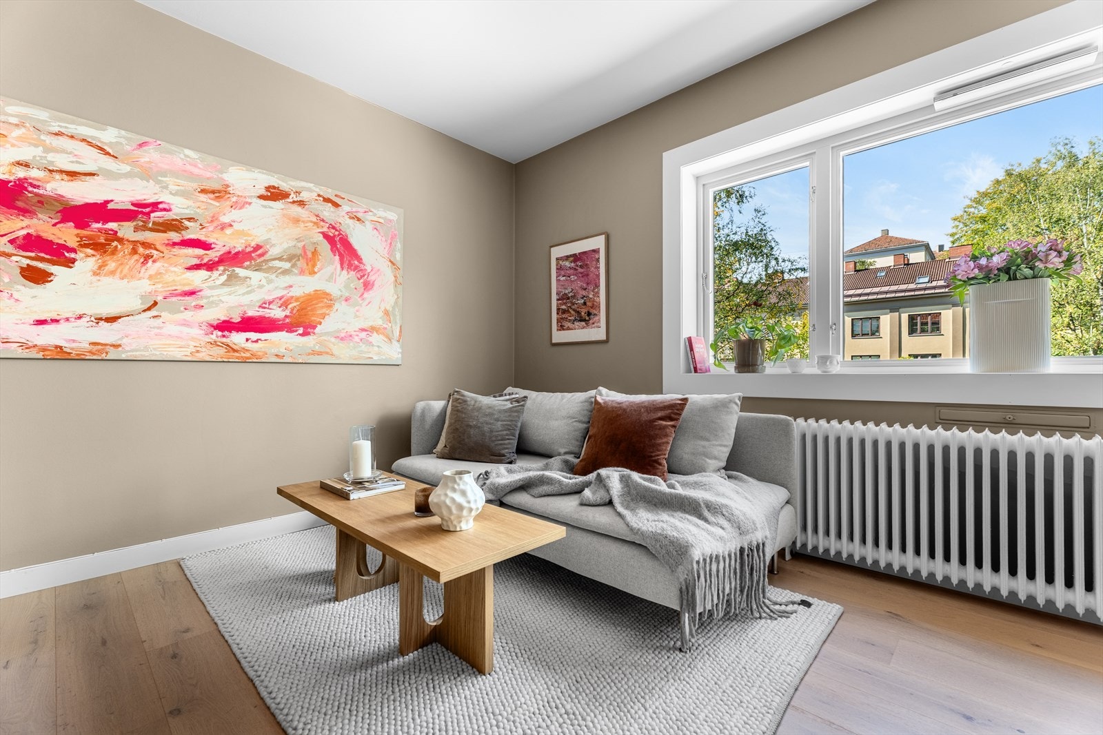 Dette er en innbydende 3-roms som holder høy standard etter omfattende oppussing i 2021. Galleribilde