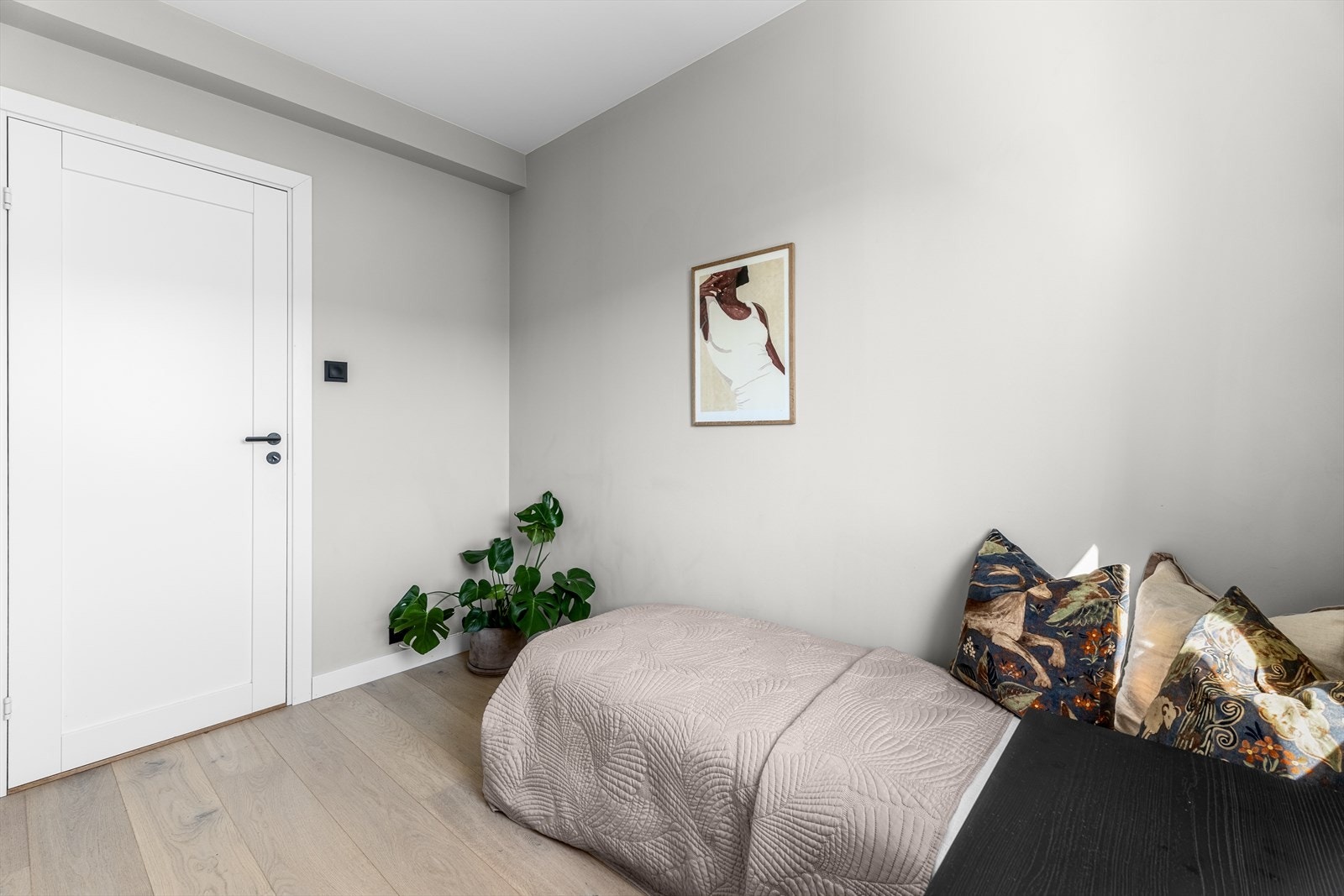 Soverom II egner seg likegodt til både soverom / kontor med plass til garderobeskap og øvrig møblement. Galleribilde