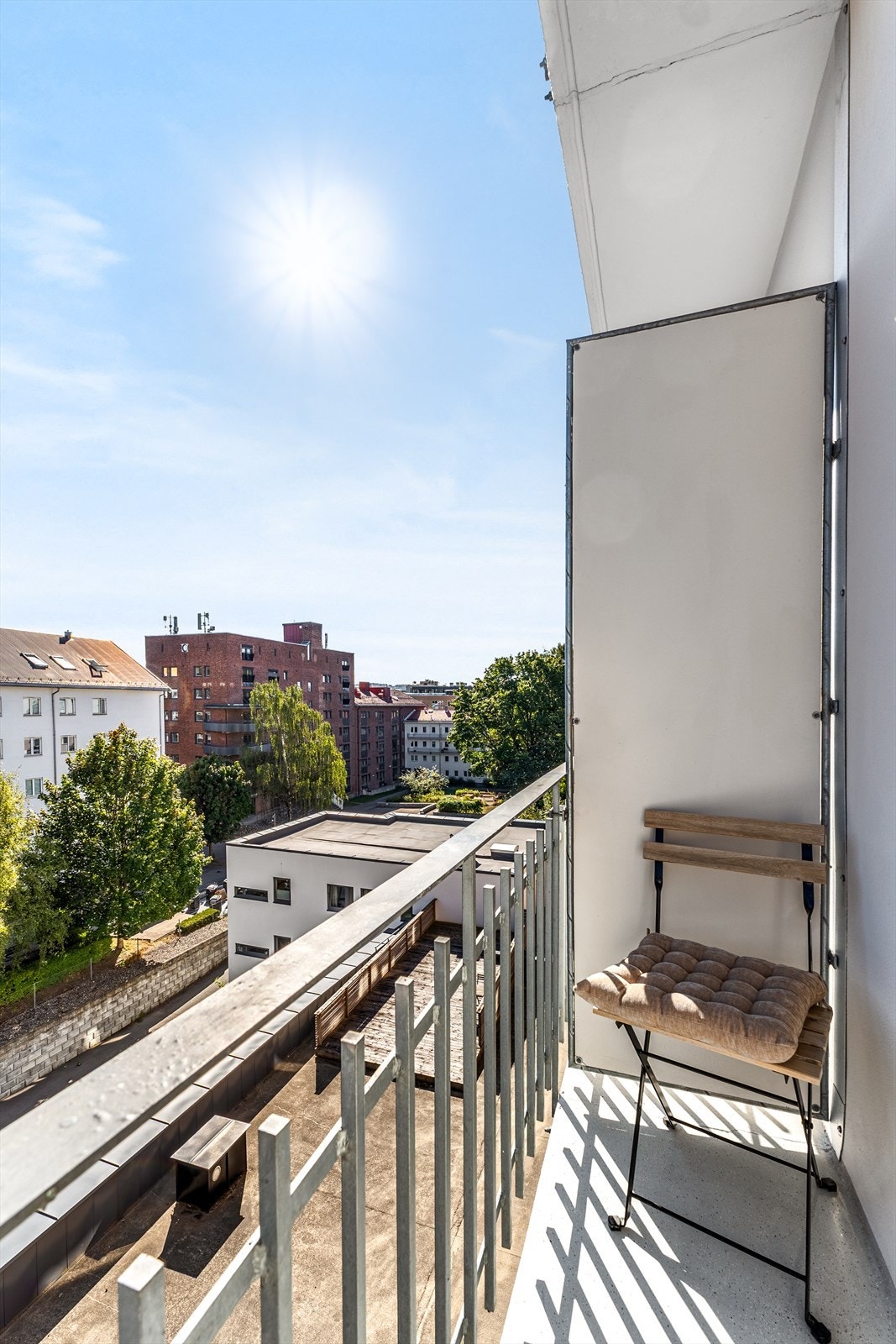 Fra soverommet er det utgang til en flott balkong med plass for utemøblement og gode solforhold. Galleribilde